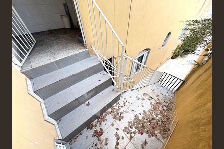 Casa à venda com 280m², 4 quartos e 2 vagas Casa à venda com 280m², 4 quartos e 2 vagasEscada externa