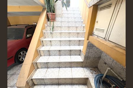 Casa à venda com 280m², 4 quartos e 2 vagas Casa à venda com 280m², 4 quartos e 2 vagasEscada externa principal