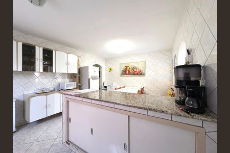 Casa à venda com 280m², 4 quartos e 2 vagas Casa à venda com 280m², 4 quartos e 2 vagasCozinha
