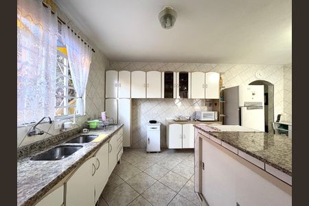 Casa à venda com 280m², 4 quartos e 2 vagas Casa à venda com 280m², 4 quartos e 2 vagasCozinha