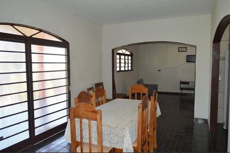 Casa para alugar com 300m², 4 quartos e 5 vagasSala