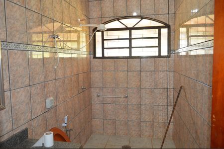 Casa para alugar com 300m², 4 quartos e 5 vagasBanheiro