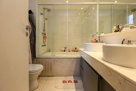 Apartamento à venda com 287m², 3 quartos e 5 vagasBanheiro da Suíte 1