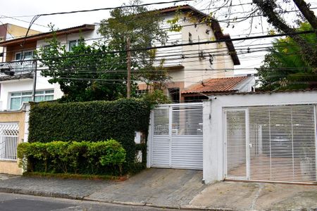 Casa à venda com 146m², 3 quartos e 3 vagas Casa à venda com 146m², 3 quartos e 3 vagasFachada