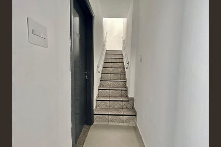 Casa para alugar com 100m², 2 quartos e sem vaga Casa para alugar com 100m², 2 quartos e sem vagaEscada
