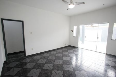 Sala de casa para alugar com 1 quarto, 140m² em Taquara, Rio de Janeiro