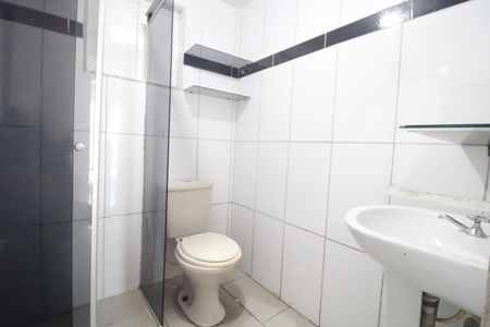 Banheiro comum de casa para alugar com 2 quartos, 68m² em Sítio Cocaia, São Paulo