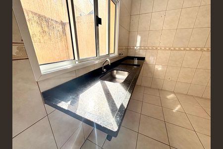 Casa para alugar com 300m², 2 quartos e 2 vagasCozinha 