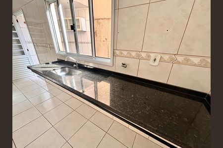 Casa para alugar com 300m², 2 quartos e 2 vagasCozinha 