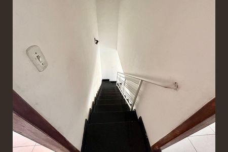 Casa para alugar com 300m², 2 quartos e 2 vagasEscada 