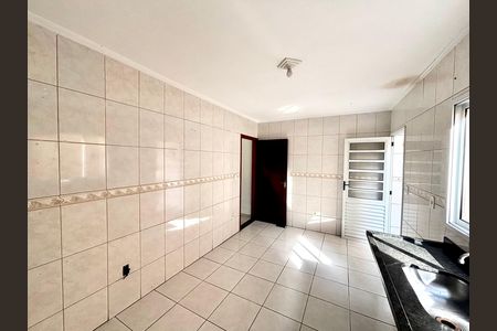 Casa para alugar com 300m², 2 quartos e 2 vagasCozinha 