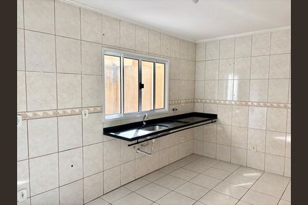 Casa para alugar com 300m², 2 quartos e 2 vagasCozinha 