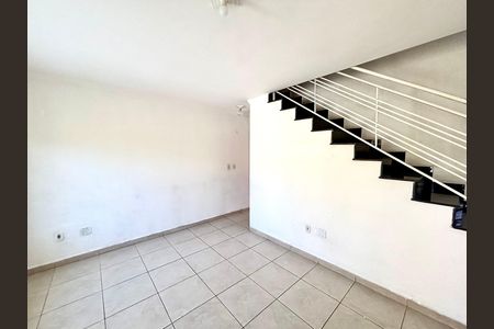 Casa para alugar com 300m², 2 quartos e 2 vagasSala 