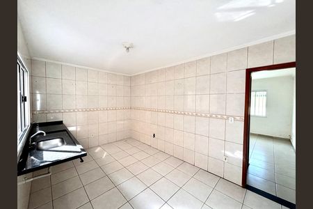 Casa para alugar com 300m², 2 quartos e 2 vagasCozinha 