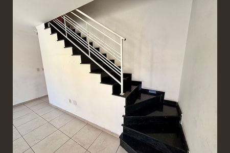 Casa para alugar com 300m², 2 quartos e 2 vagasEscada 