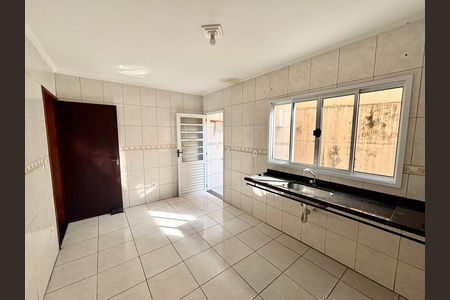 Casa para alugar com 300m², 2 quartos e 2 vagasCozinha 