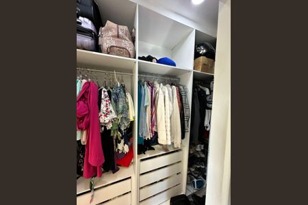 Apartamento à venda com 130m², 2 quartos e 2 vagas Apartamento à venda com 130m², 2 quartos e 2 vagasCloset