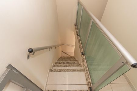 Casa à venda com 104m², 2 quartos e 2 vagas Casa à venda com 104m², 2 quartos e 2 vagasEscadas