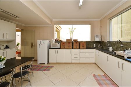 Casa à venda com 336m², 4 quartos e 5 vagas Casa à venda com 336m², 4 quartos e 5 vagasCozinha