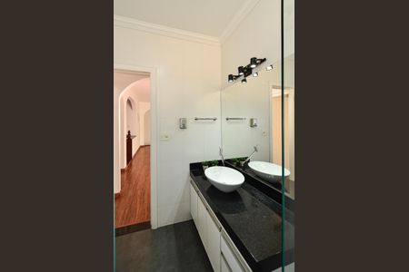 Casa à venda com 336m², 4 quartos e 5 vagas Casa à venda com 336m², 4 quartos e 5 vagasBanheiro Social