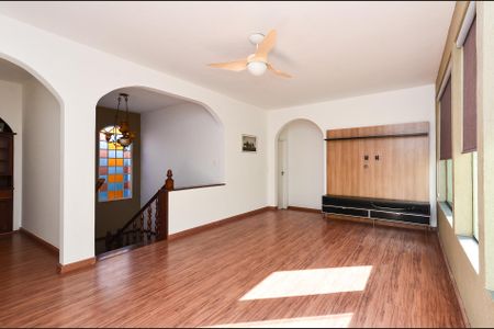 Casa à venda com 336m², 4 quartos e 5 vagas Casa à venda com 336m², 4 quartos e 5 vagasSala de TV