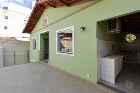 Casa à venda com 336m², 4 quartos e 5 vagas Casa à venda com 336m², 4 quartos e 5 vagasÁrea de Serviço