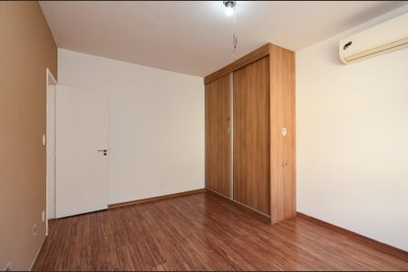 Casa à venda com 336m², 4 quartos e 5 vagas Casa à venda com 336m², 4 quartos e 5 vagasQuarto 2