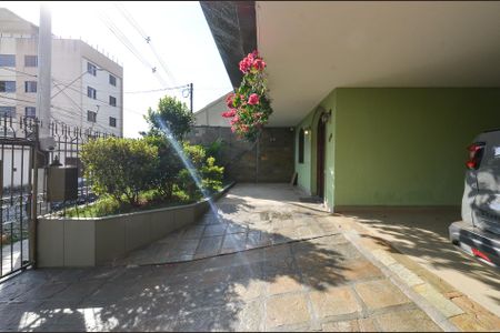 Casa à venda com 336m², 4 quartos e 5 vagas Casa à venda com 336m², 4 quartos e 5 vagasEntrada