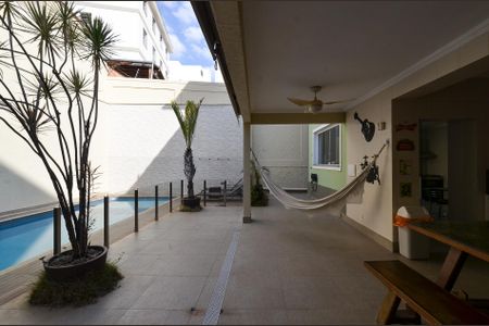 Casa à venda com 336m², 4 quartos e 5 vagas Casa à venda com 336m², 4 quartos e 5 vagasPiscina