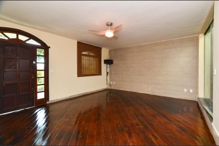 Casa à venda com 336m², 4 quartos e 5 vagas Casa à venda com 336m², 4 quartos e 5 vagasSala de Estar