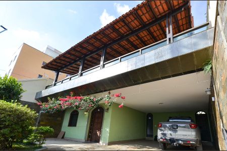 Casa à venda com 336m², 4 quartos e 5 vagas Casa à venda com 336m², 4 quartos e 5 vagasEntrada