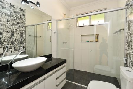 Casa à venda com 336m², 4 quartos e 5 vagas Casa à venda com 336m², 4 quartos e 5 vagasBanheiro Social