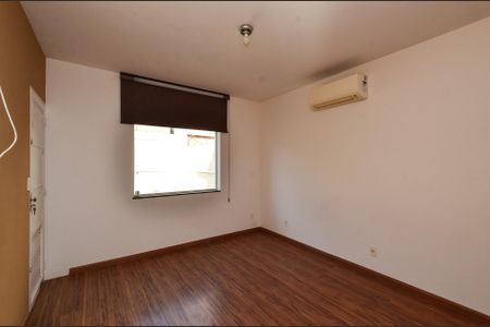 Casa à venda com 336m², 4 quartos e 5 vagas Casa à venda com 336m², 4 quartos e 5 vagasQuarto 3