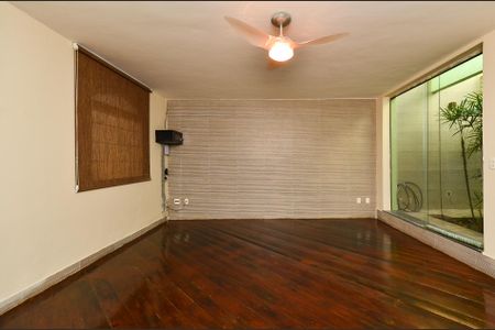 Casa à venda com 336m², 4 quartos e 5 vagas Casa à venda com 336m², 4 quartos e 5 vagasSala de Estar
