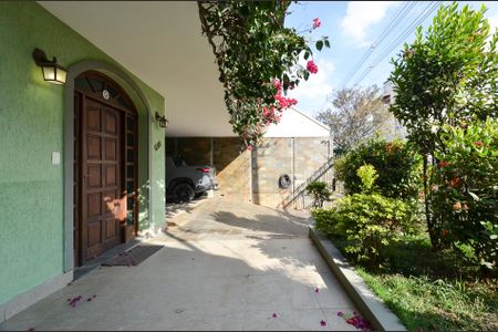 Casa à venda com 336m², 4 quartos e 5 vagas Casa à venda com 336m², 4 quartos e 5 vagasEntrada