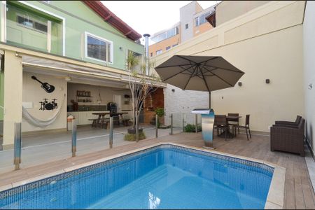 Casa à venda com 336m², 4 quartos e 5 vagas Casa à venda com 336m², 4 quartos e 5 vagasPiscina