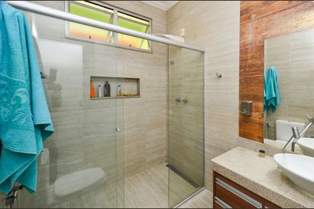 Casa à venda com 336m², 4 quartos e 5 vagas Casa à venda com 336m², 4 quartos e 5 vagasBanheiro Suíte