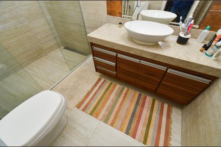 Casa à venda com 336m², 4 quartos e 5 vagas Casa à venda com 336m², 4 quartos e 5 vagasBanheiro Suíte