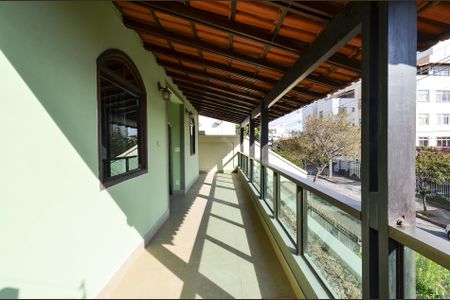 Casa à venda com 336m², 4 quartos e 5 vagas Casa à venda com 336m², 4 quartos e 5 vagasVaranda
