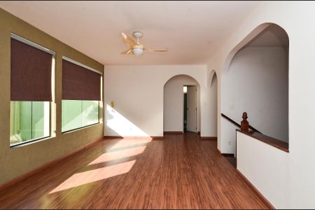 Casa à venda com 336m², 4 quartos e 5 vagas Casa à venda com 336m², 4 quartos e 5 vagasSala de TV