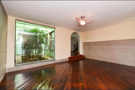 Casa à venda com 336m², 4 quartos e 5 vagas Casa à venda com 336m², 4 quartos e 5 vagasSala de Estar