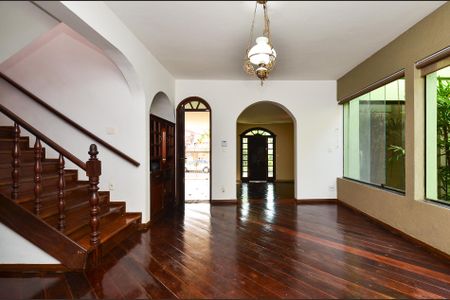 Casa à venda com 336m², 4 quartos e 5 vagas Casa à venda com 336m², 4 quartos e 5 vagasSala de Jantar