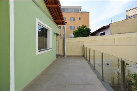 Casa à venda com 336m², 4 quartos e 5 vagas Casa à venda com 336m², 4 quartos e 5 vagasVaranda