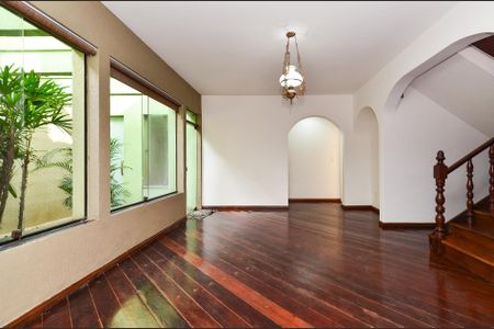 Casa à venda com 336m², 4 quartos e 5 vagas Casa à venda com 336m², 4 quartos e 5 vagasSala de Jantar