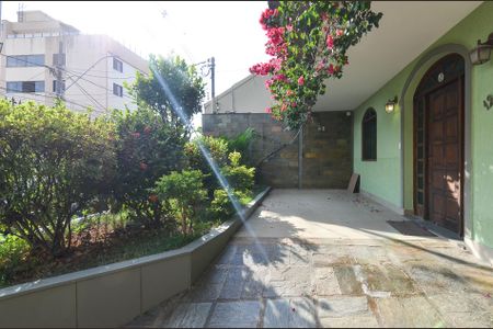 Casa à venda com 336m², 4 quartos e 5 vagas Casa à venda com 336m², 4 quartos e 5 vagasEntrada