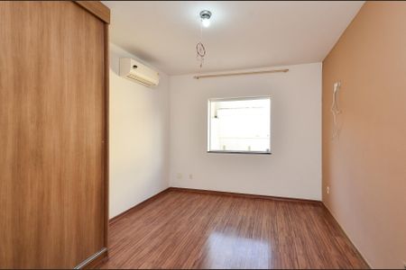 Casa à venda com 336m², 4 quartos e 5 vagas Casa à venda com 336m², 4 quartos e 5 vagasQuarto 2