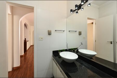 Casa à venda com 336m², 4 quartos e 5 vagas Casa à venda com 336m², 4 quartos e 5 vagasBanheiro Social