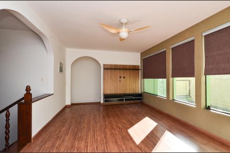 Casa à venda com 336m², 4 quartos e 5 vagas Casa à venda com 336m², 4 quartos e 5 vagasSala de TV