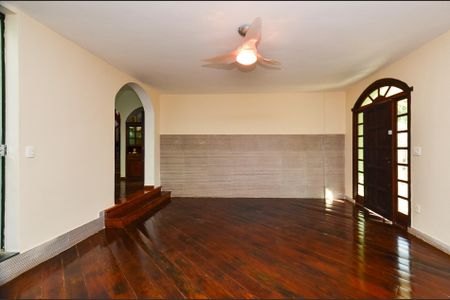 Casa à venda com 336m², 4 quartos e 5 vagas Casa à venda com 336m², 4 quartos e 5 vagasSala de Estar