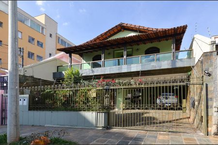 Casa à venda com 336m², 4 quartos e 5 vagas Casa à venda com 336m², 4 quartos e 5 vagasFachada